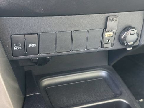 Used 2018 Toyota RAV4 XLE FWD image 22