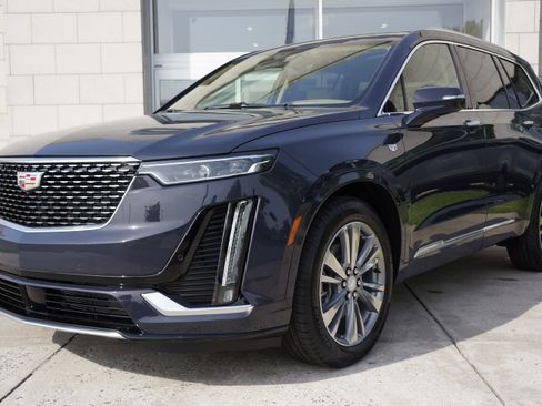 Used 2025 Cadillac XT6 Premium Luxury image 12