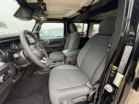 Used 2025 Jeep Wrangler Unlimited Sahara AWD/4WD image 27
