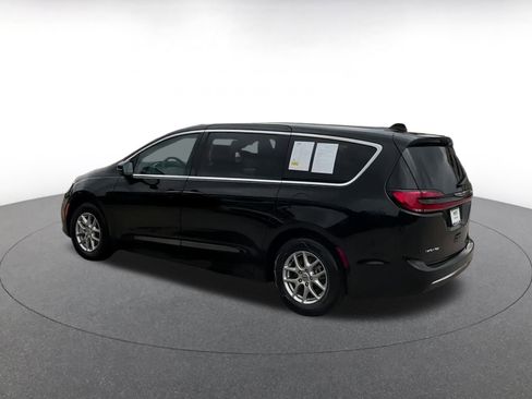 Used 2024 Chrysler Pacifica Touring-L image 14