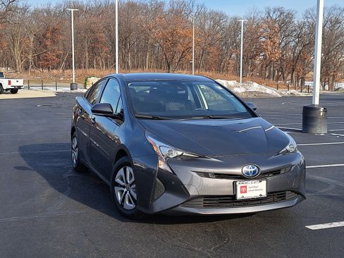 Used 2017 Toyota Prius Two image 2
