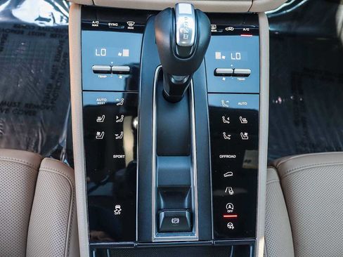 Used 2024 Porsche Macan image 25