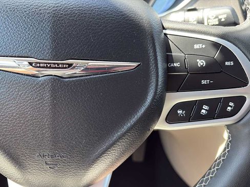 Used 2023 Chrysler Pacifica Touring-L FWD image 15
