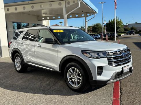Used 2025 Ford Explorer Active AWD/4WD image 3