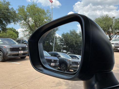 Used 2025 Nissan Rogue S AWD/4WD image 16