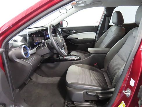 Used 2025 Chevrolet Trax LT w/ LT Convenience Package FWD image 16