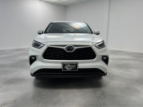 Used 2023 Toyota Highlander LE image 2