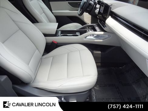 Used 2026 Lincoln Nautilus Premier AWD/4WD image 13