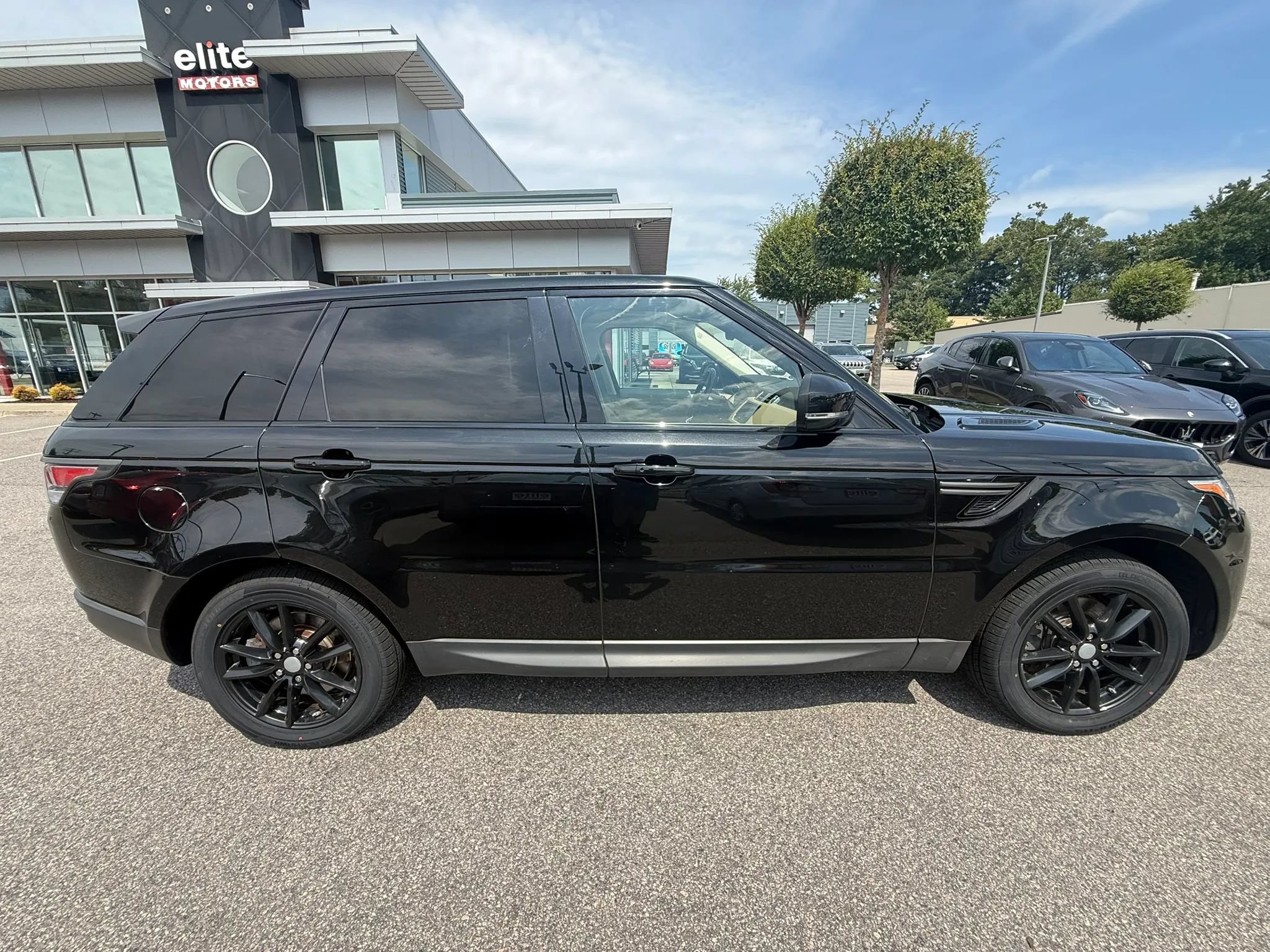 Used 2017 Land Rover Range Rover Sport SE AWD/4WD image 9