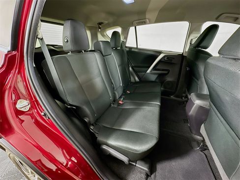Used 2018 Toyota RAV4 LE image 29