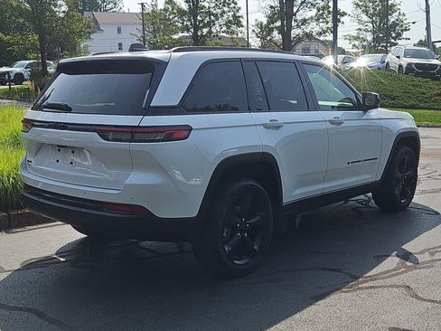Used 2025 Jeep Grand Cherokee Altitude AWD/4WD image 9