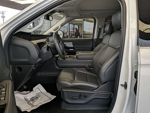 Used 2025 Ford Expedition Active image 12