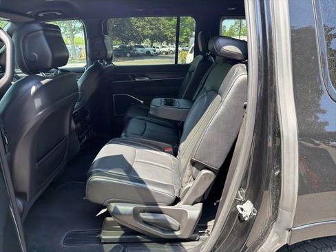 Used 2024 Jeep Wagoneer Series II w/ Flexible Seating Group image 18