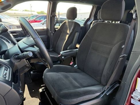 Used 2017 Dodge Grand Caravan SE FWD image 17