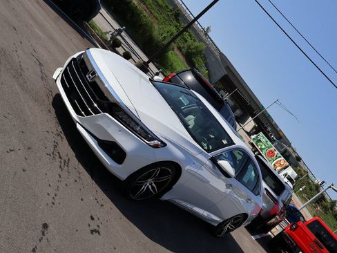 Certified 2022 Honda Accord Touring image 3