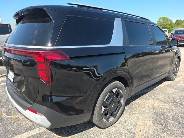Used 2026 Kia Carnival EX FWD image 2