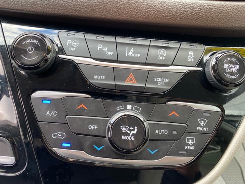 Used 2020 Chrysler Pacifica Touring-L w/ Advanced Safetytec Group FWD image 13