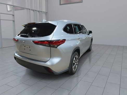 Used 2022 Toyota Highlander XLE AWD/4WD image 6