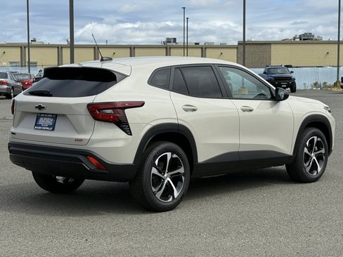 New 2026 Chevrolet Trax RS w/ Driver Confidence Package FWD image 5