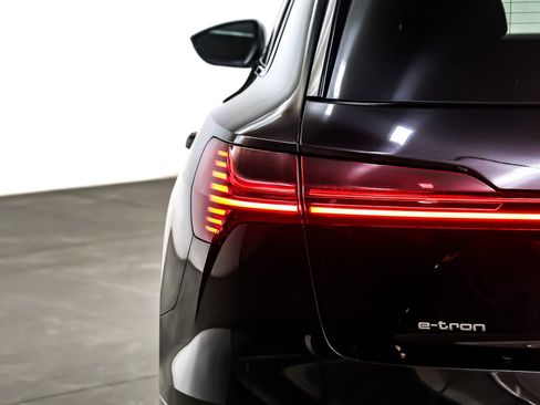 Used 2022 Audi e-tron Premium w/ Convenience Plus Package image 16