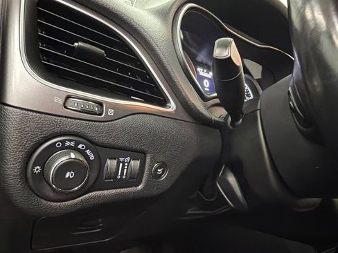 Used 2019 Jeep Cherokee Latitude Plus w/ Comfort/Convenience Group image 32