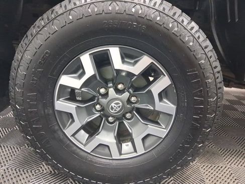 Used 2017 Toyota Tacoma TRD Off-Road w/ Tow Package (A/T) AWD/4WD image 10