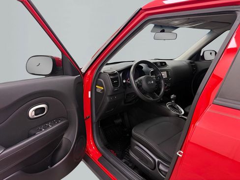 Used 2017 Kia Soul + FWD image 11