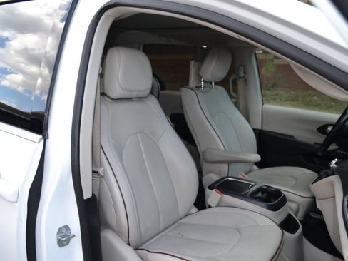 Used 2017 Chrysler Pacifica Limited FWD image 32