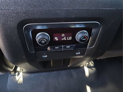 Used 2024 Chevrolet Suburban LT RWD image 15