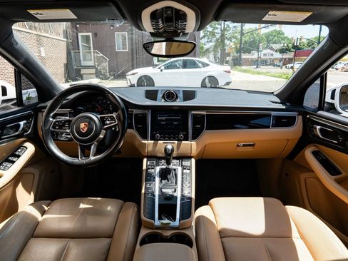 Used 2017 Porsche Macan AWD/4WD image 31
