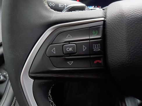 Used 2025 Jeep Grand Cherokee L Laredo RWD image 11
