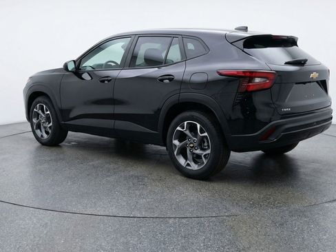 Used 2025 Chevrolet Trax LT w/ LT Convenience Package image 6