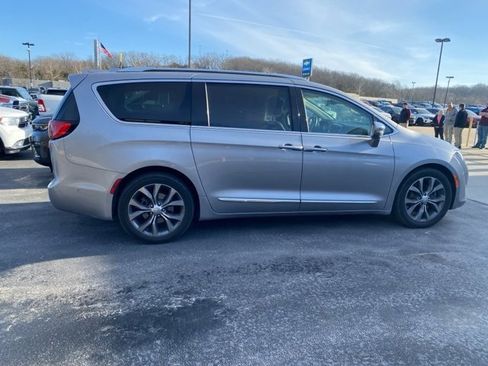 Used 2017 Chrysler Pacifica Limited image 6