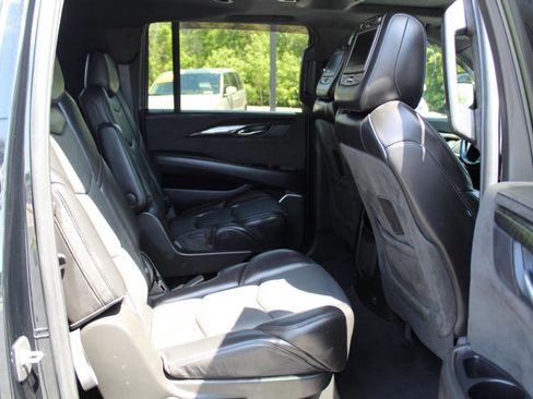Used 2019 Cadillac Escalade ESV Platinum w/ Escalade Sport Edition AWD/4WD image 12