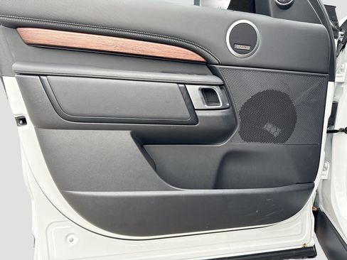 Used 2025 Land Rover Discovery Dynamic SE image 21