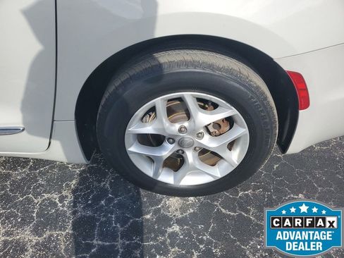Used 2017 Chrysler Pacifica Touring-L w/ Tire & Wheel Group image 20