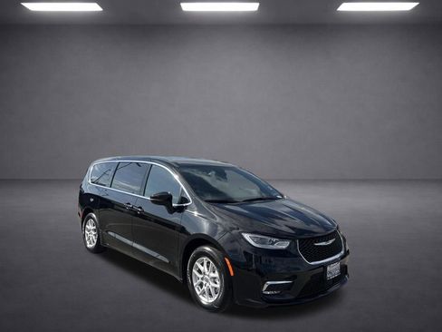 Used 2024 Chrysler Pacifica Touring FWD image 3