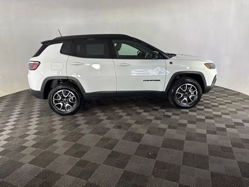 Used 2025 Jeep Compass Trailhawk AWD/4WD image 6