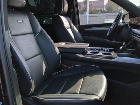 Certified 2025 Cadillac Escalade ESV Premium Luxury image 21