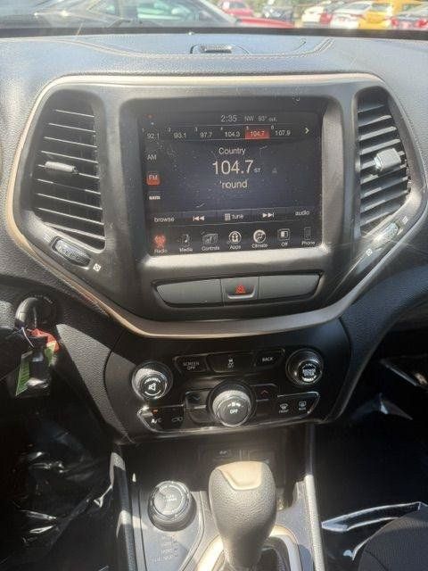Used 2016 Jeep Cherokee Latitude w/ Cold Weather Group AWD/4WD image 17