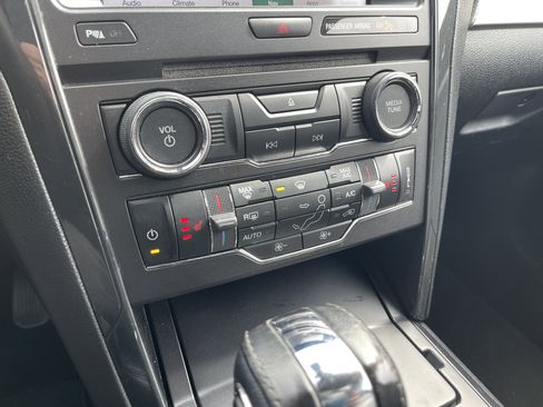 Used 2018 Ford Explorer XLT w/ Equipment Group 202A image 24