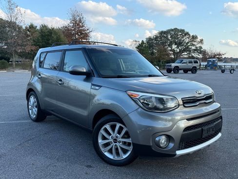 Used 2018 Kia Soul + image 3
