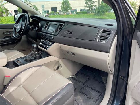 Used 2017 Kia Sedona LX w/ LX Essentials Premium Package FWD image 56