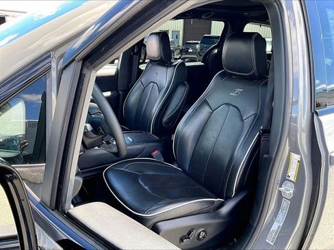 Used 2025 Chrysler Pacifica Limited FWD image 10
