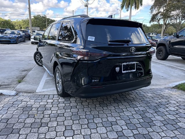 Used 2026 Toyota Sienna XLE FWD image 12
