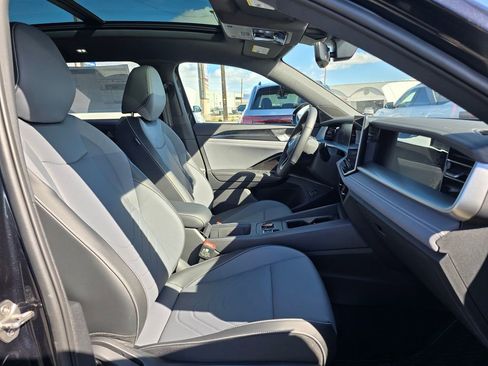 New 2026 Volkswagen Tiguan SE R-Line image 10