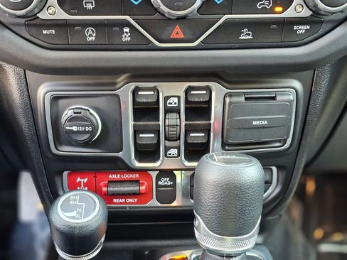Used 2025 Jeep Gladiator Mojave AWD/4WD image 14