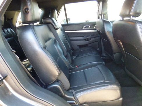 Used 2018 Ford Explorer XLT w/ Equipment Group 202A FWD image 18