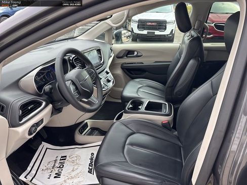 Used 2023 Chrysler Pacifica Touring-L image 21
