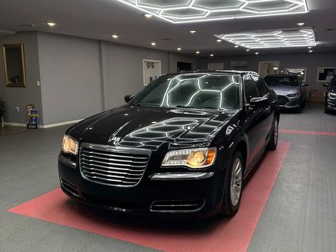 Used 2013 Chrysler 300 RWD image 2
